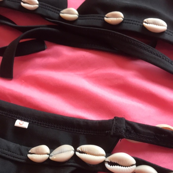 Black halter thong shell bikini - Picture 2 of 3